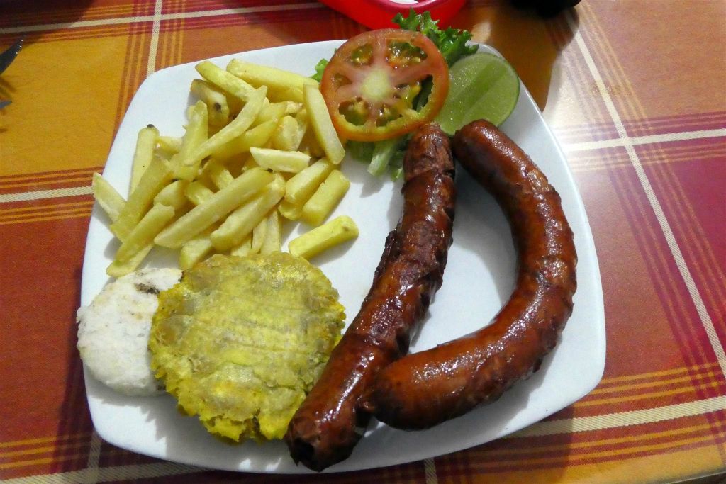 SAN AGUSTIN - een bord met chorizo, friet, gebakken banaan, arepa en wat groenten