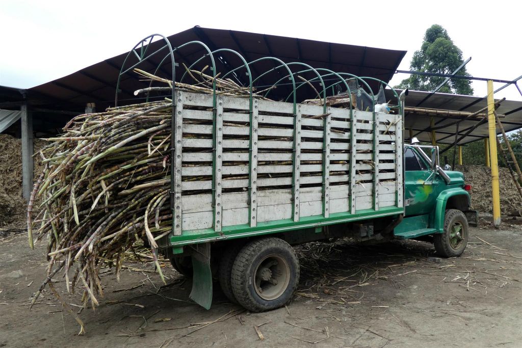 SAN AGUSTIN -> ISNOS - een vrachtwagen met suikerriet bij een suikerriet-fabriek