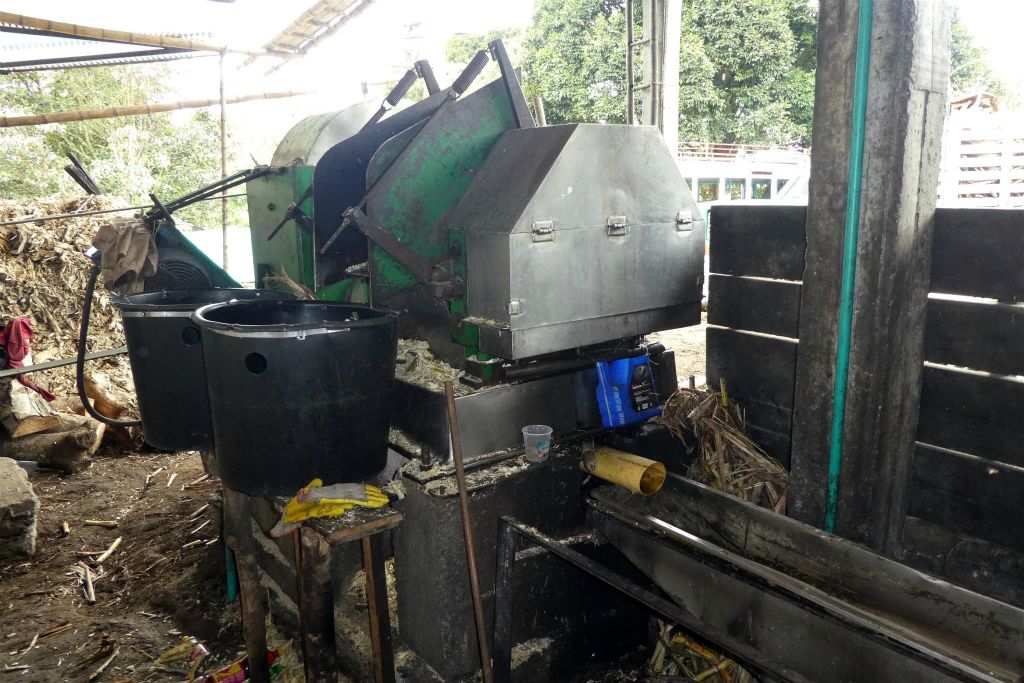 SAN AGUSTIN -> ISNOS - de machine die het sap uit de suikerriet perst bij een suikerriet-fabriek
