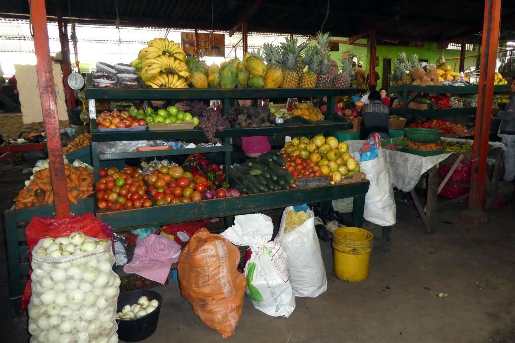 ISNOS - een groente en fruit kraam op een markt