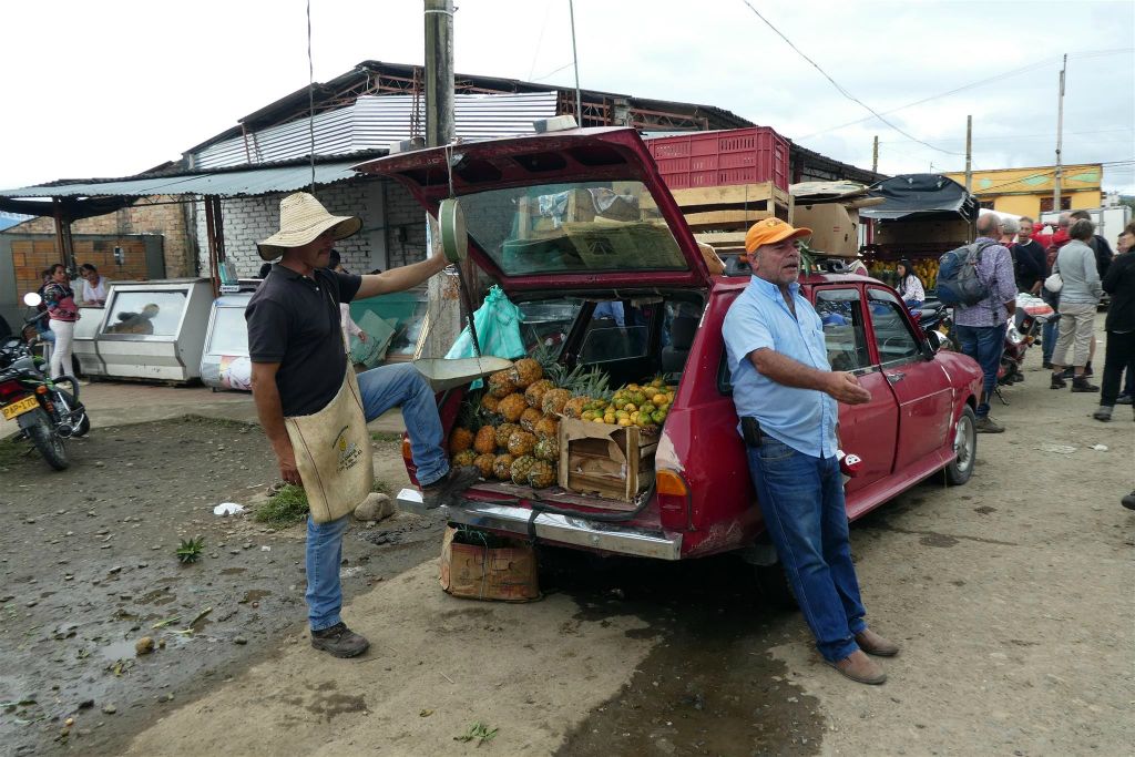 ISNOS - de verkoop van het fruit ananas en maracuya bij een markt