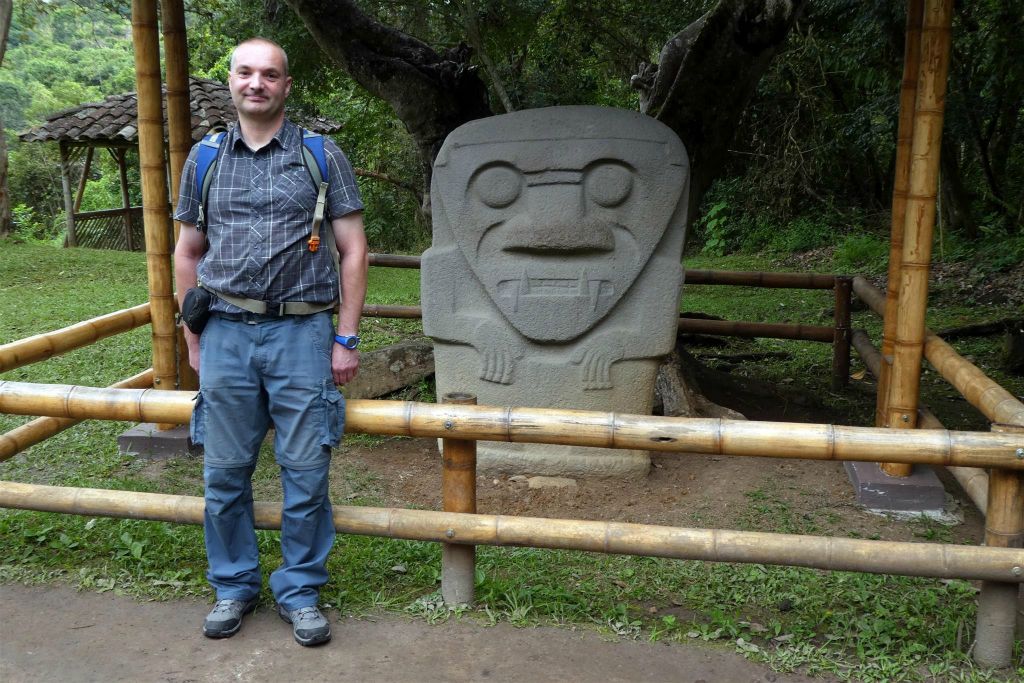 SAN AGUSTIN - Carlos bij een beeld bij het archeologisch park Mesita C
