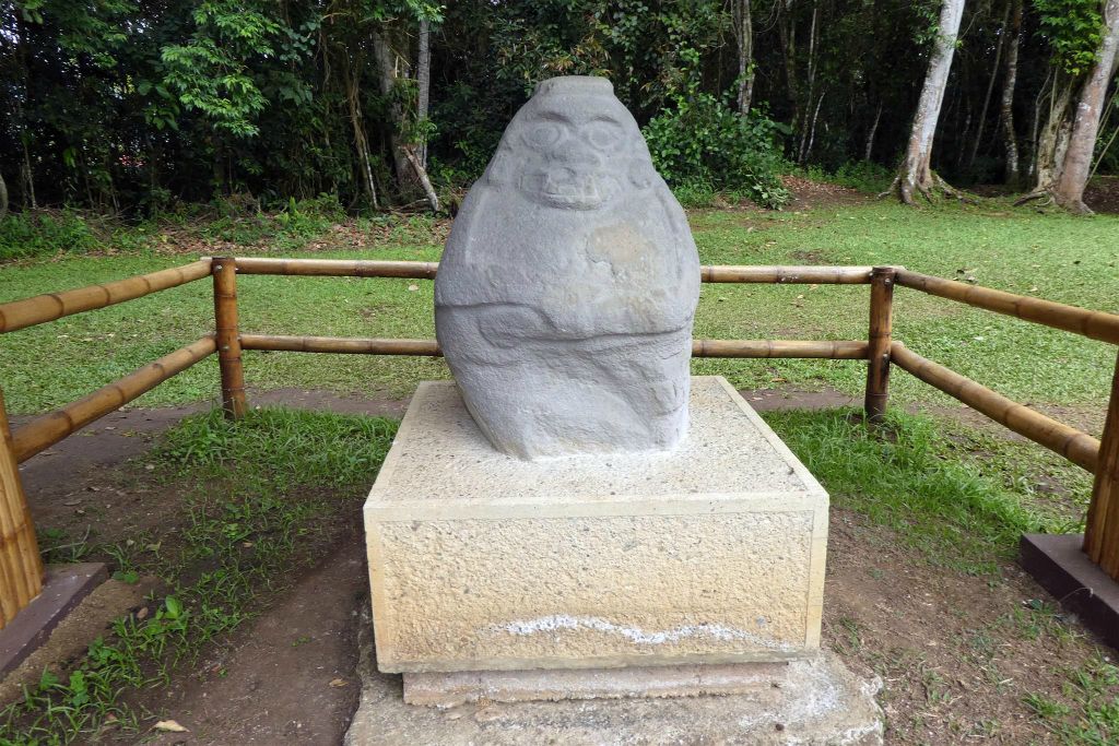 SAN AGUSTIN - een beeld bij het archeologisch park Mesita C