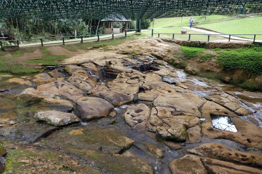 SAN AGUSTIN - enkele rotsen met afbeeldingen bij het archeologisch park Fuente Lavapatas