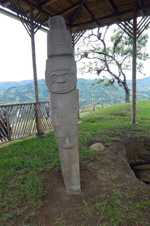 SAN AGUSTIN - een beeld bij het archeologisch park Alto de Lavapatas
