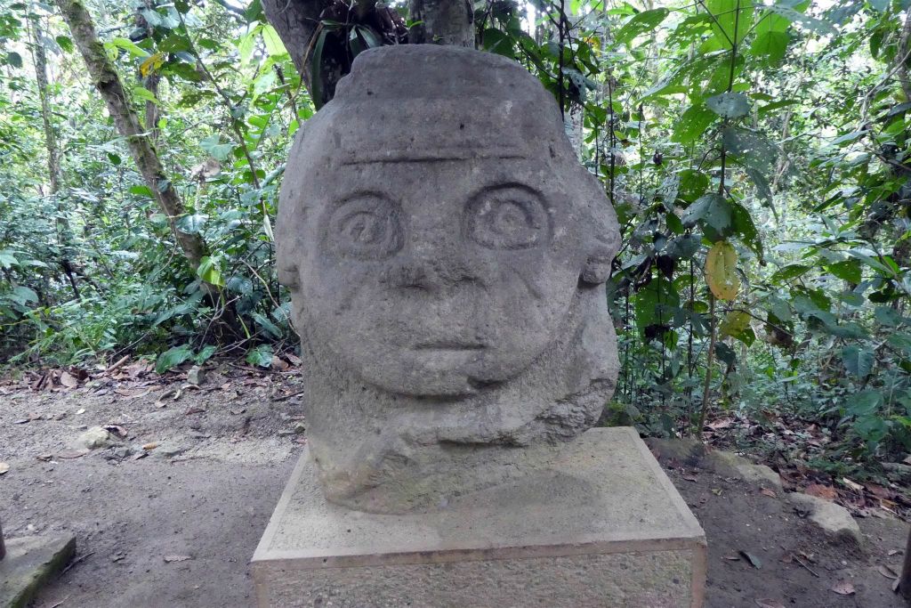 SAN AGUSTIN - een beeld in het bos bij het archeologisch park