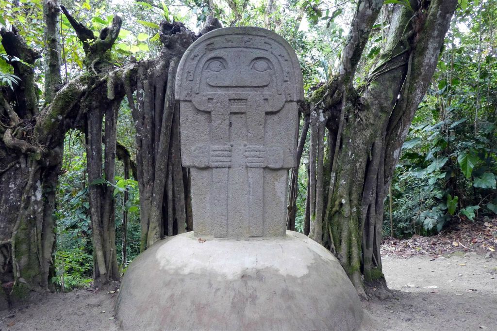 SAN AGUSTIN - een beeld in het bos bij het archeologisch park