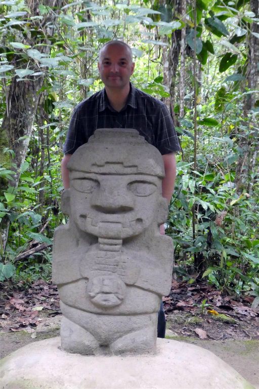 SAN AGUSTIN - Carlos bij een beeld in het bos bij het archeologisch park
