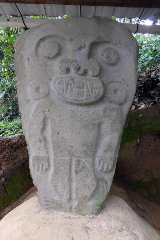 SAN AGUSTIN - een beeld in het bos bij het archeologisch park