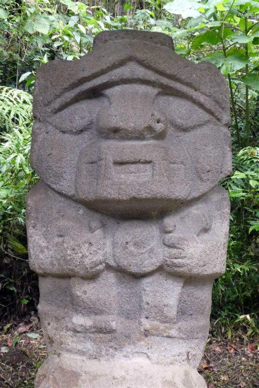 SAN AGUSTIN - een beeld in het bos bij het archeologisch park