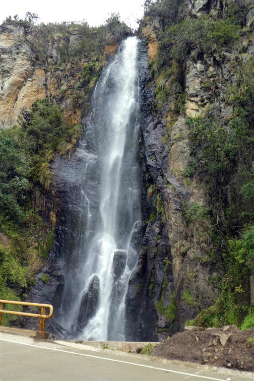 SAN AGUSTIN -> POPAYAN - de 40 meter hoge Calaguala waterval in de plaats Kokonuko