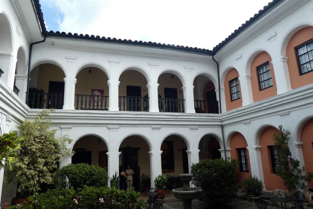 POPAYAN - de binnenplaats van het hotel Plazuela waar we verbleven