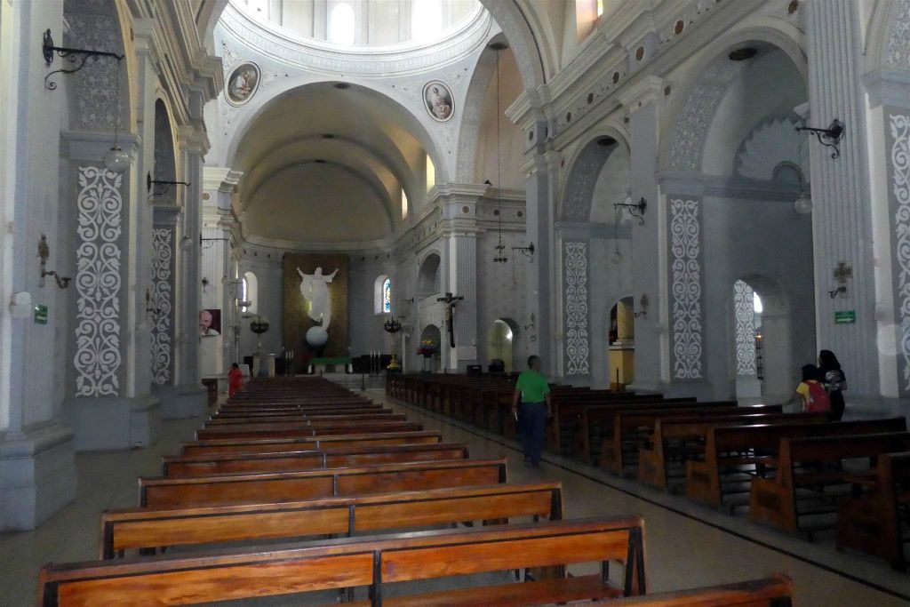 POPAYAN - binnen in de kathedraal Basiliek van Onze-Lieve-Vrouw van de Assumptie