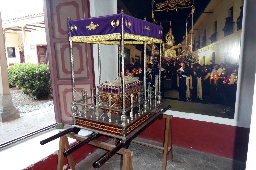 POPAYAN - een draagstoel in het museum van Junta Permanente Pro Semana Santa de Popayán