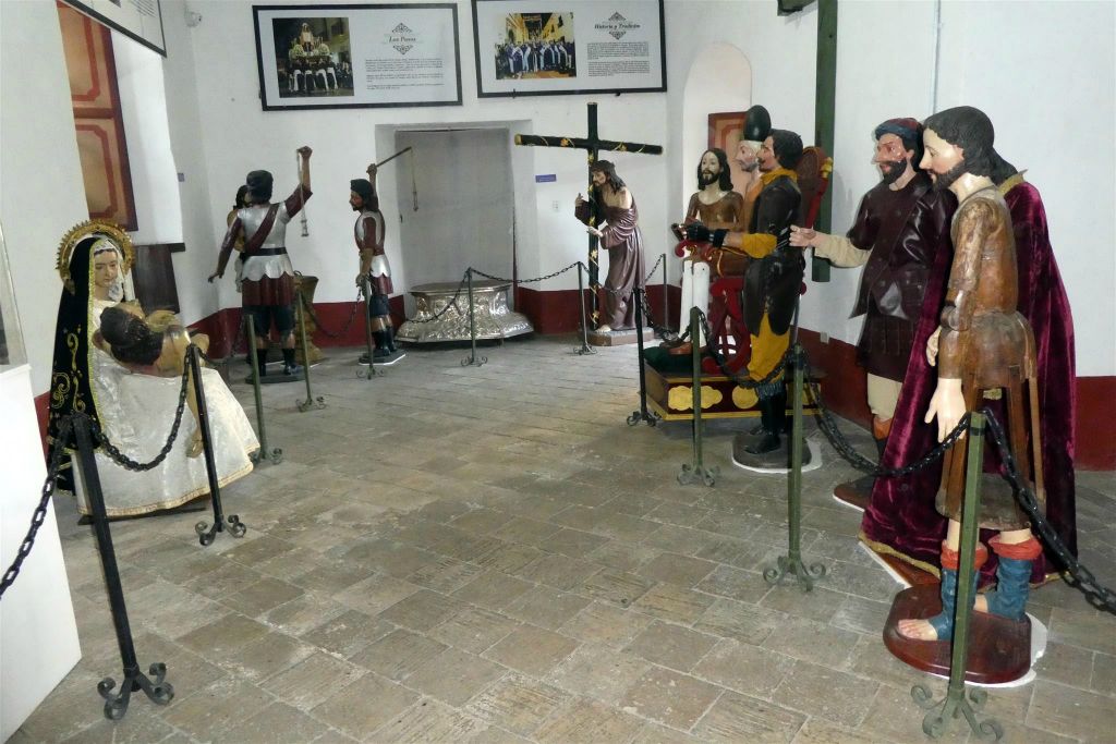POPAYAN - diverse beelden in het museum van Junta Permanente Pro Semana Santa de Popayán