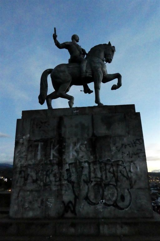POPAYAN - een standbeeld op de Indiase pyramide El Morro del Tulcán van de veroveraar Sebastián de Belalcázar