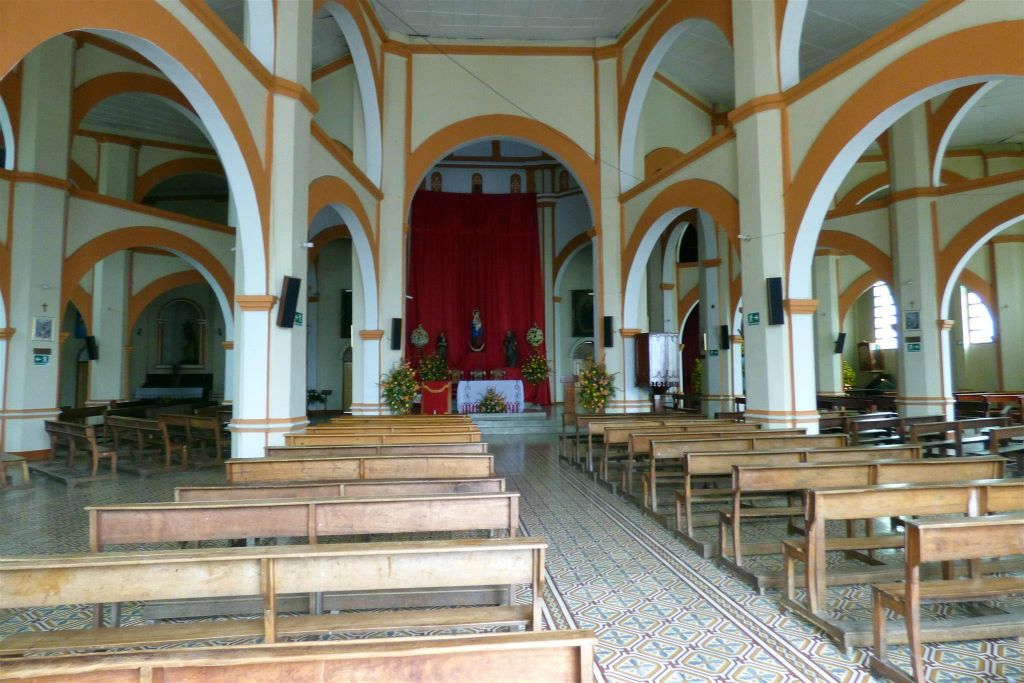 SILVIA - binnen in de kerk Nuestra Senora del Perpetuo Socorro