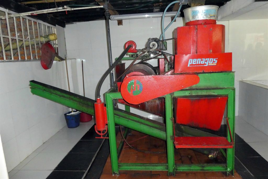 CALARCA - een moderne koffieboon afpel machine bij de koffieboerderij van Recuca