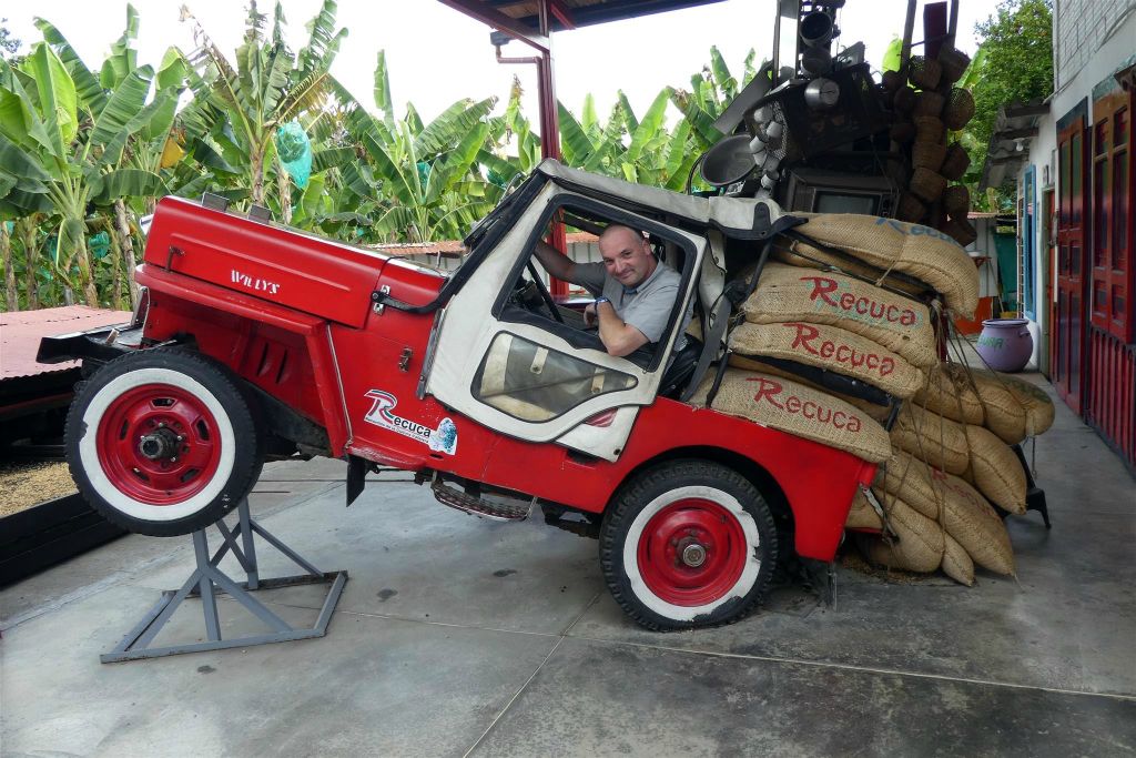 CALARCA - Carlos in een Willy bij de koffieboerderij van Recuca