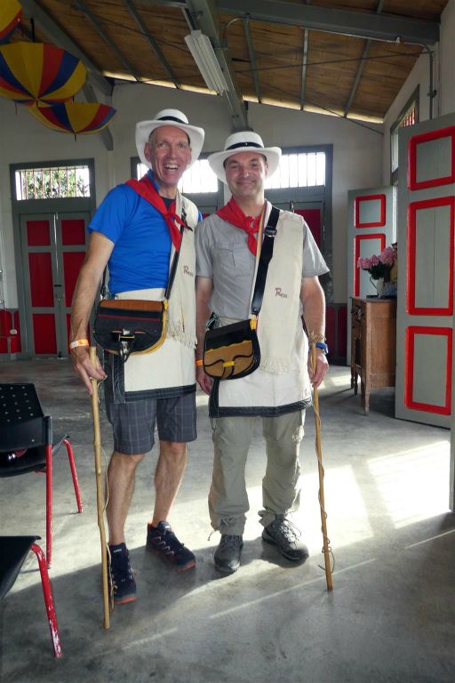 CALARCA - Carlos en Kees met traditionle kleding bij de koffieboerderij van Recuca