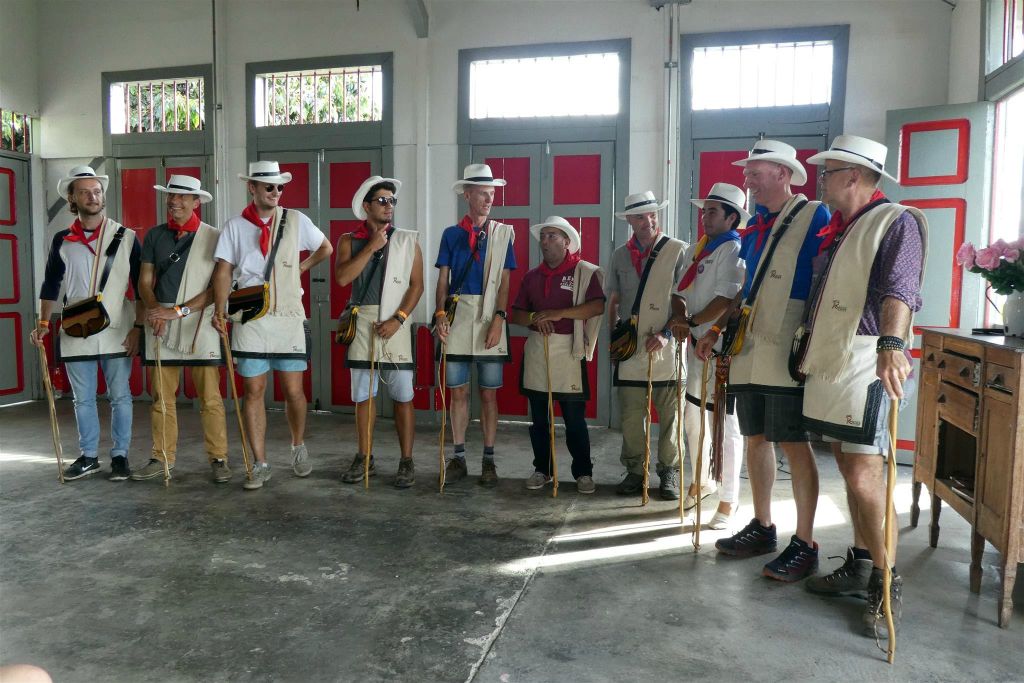 CALARCA - enkele mannen van de groep met traditionle kleding bij de koffieboerderij van Recuca