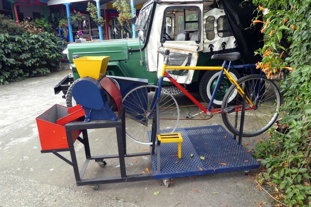 CALARCA - een fiets als aandrijving voor het pellen van koffiebonen bij de koffieboerderij van Recuca