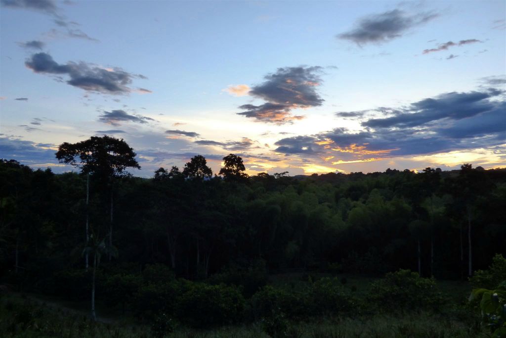 ARMENIA - een zonsondergang in de tuin van het hotel Finca Palermo Rural waar we verbleven