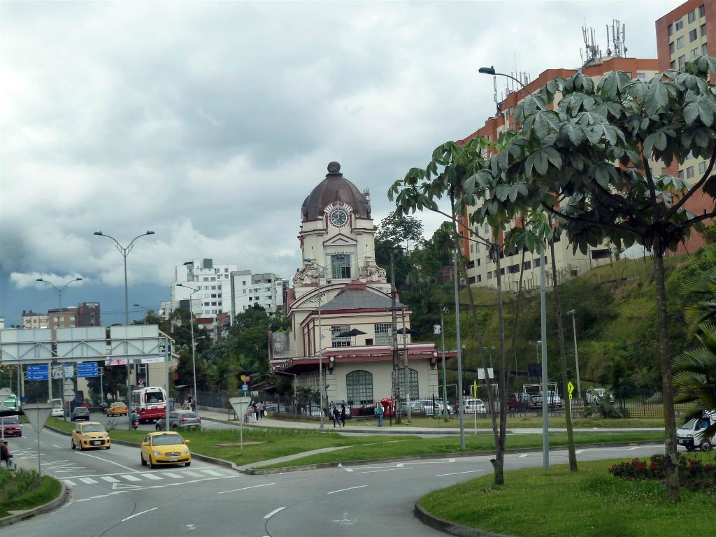 ARMENIA -> SALAMINA - een oud treinstation in de plaats Manizales