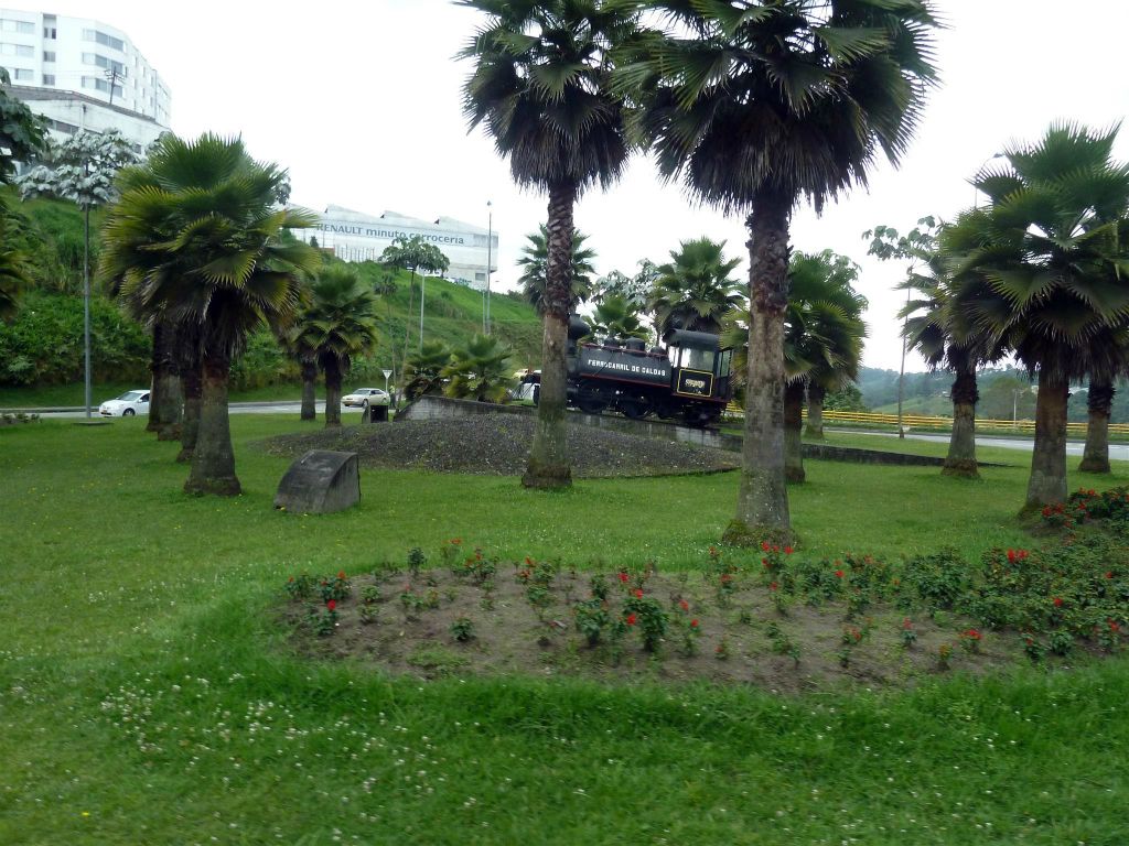 ARMENIA -> SALAMINA - een oude stoomlocomotief in de plaats Manizales