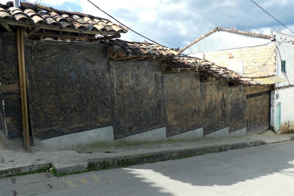 SALAMINA - een muur met bas-reliëf