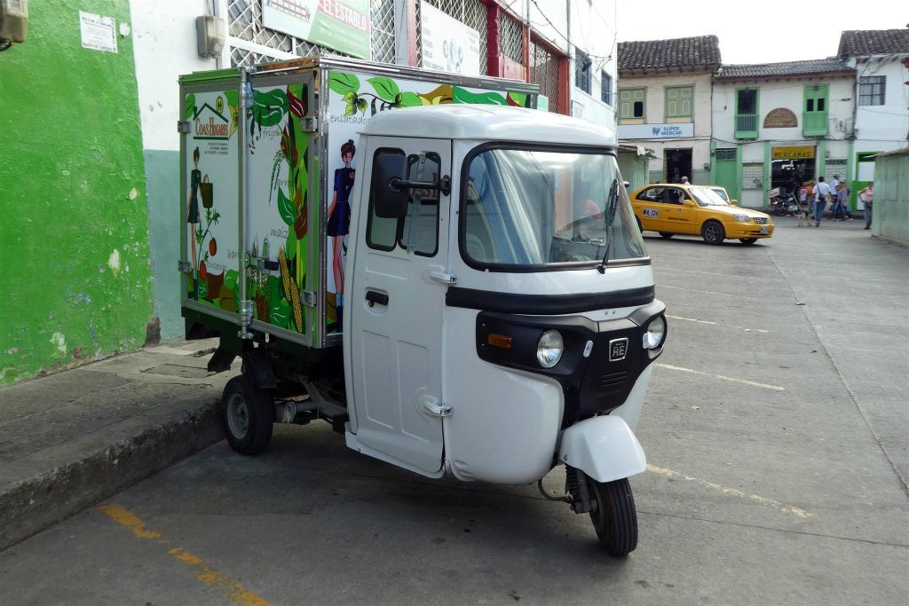 SALAMINA - de tuktuk van een groente leverancier