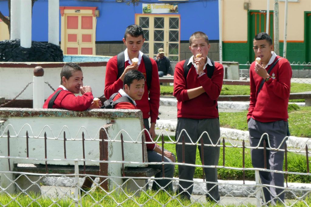 SAN FELIX - enkele kinderen met schooluniform