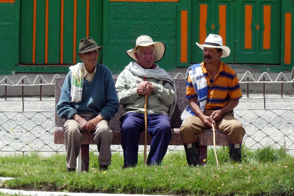SAN FELIX - een aantal Colombianen op een bank in een park