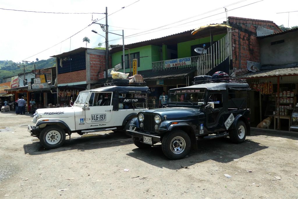 SALAMINA -> LA PINTADA - twee openbare dienst jeeps in de plaats La Felisa