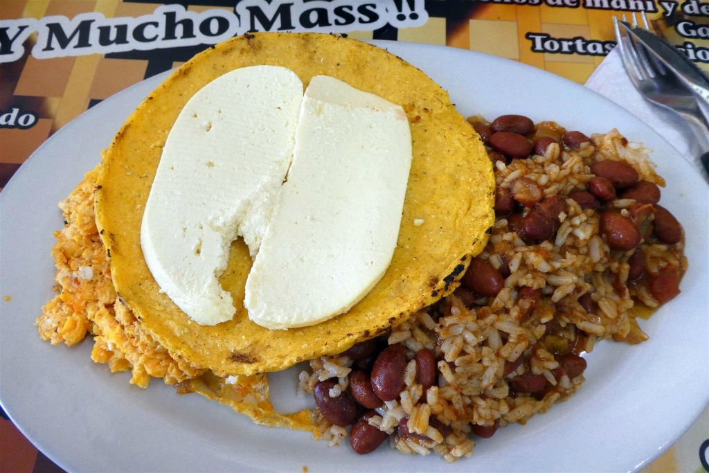 LA PINTADA - een bord met het gerecht Calentado Sencillo (ei, rijst met bonen, kaas en een arepa)