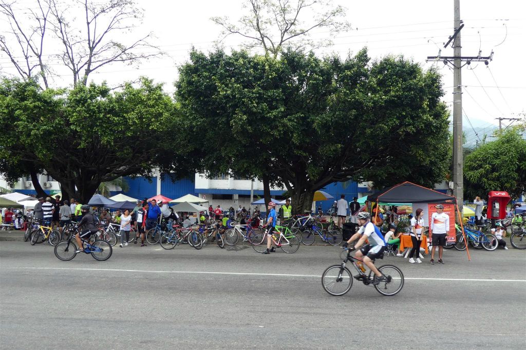 MEDELLIN - enkele fietsers maken zich klaar voor de Ritmo de Bicicleta tijdens het bloemen festival