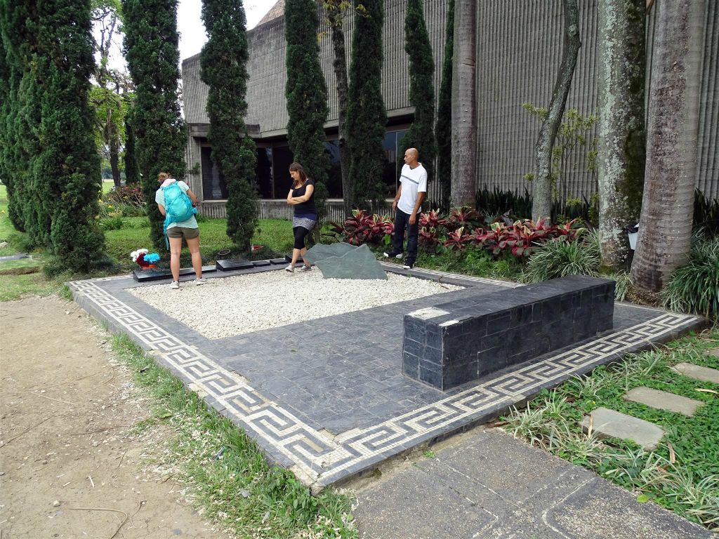 MEDELLIN - het familie graf van Pablo Escobar bij de Jardines begraafplaats