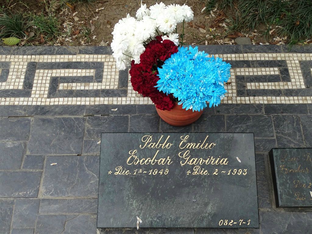 MEDELLIN - het graf van Pablo Escobar bij de Jardines begraafplaats
