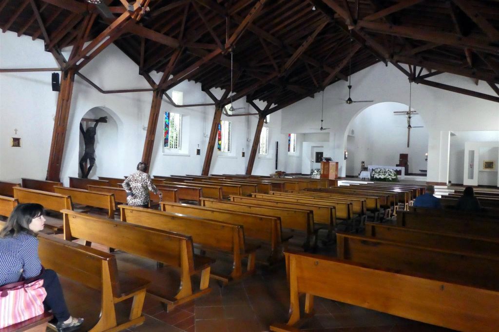 MEDELLIN - binnen in de St. Maria van Smarten kerk