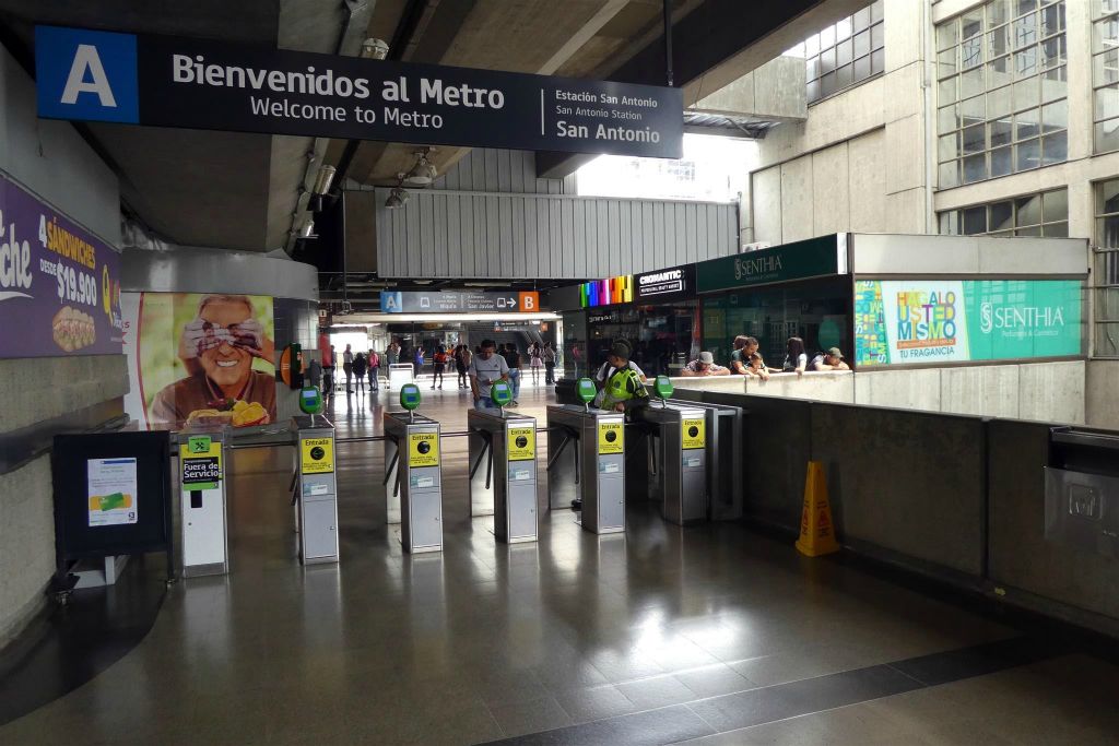 MEDELLIN - het metrostation San Antonio