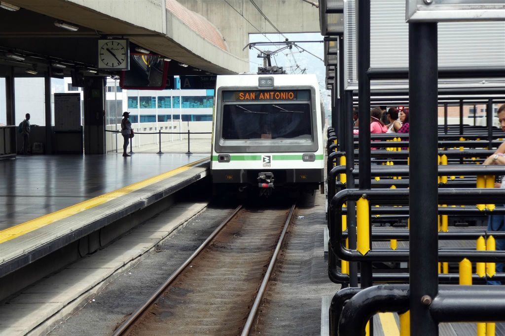MEDELLIN - een metro bij het metrostation San Antonio