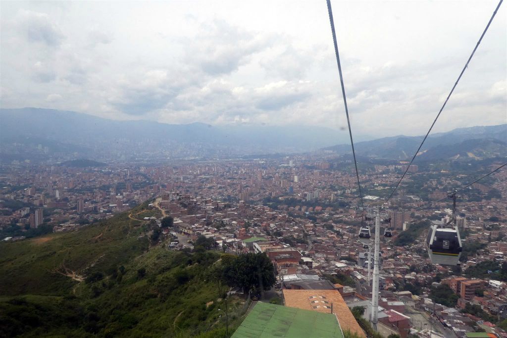 MEDELLIN - uitzicht over Medellin vanuit een gondel