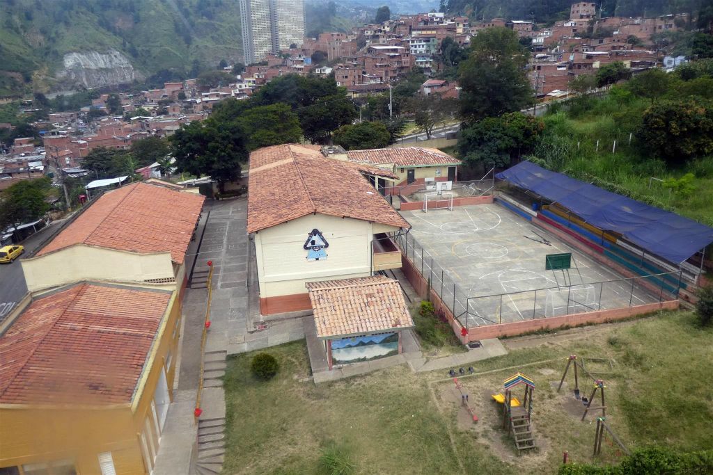 MEDELLIN - een school vanuit een gondel