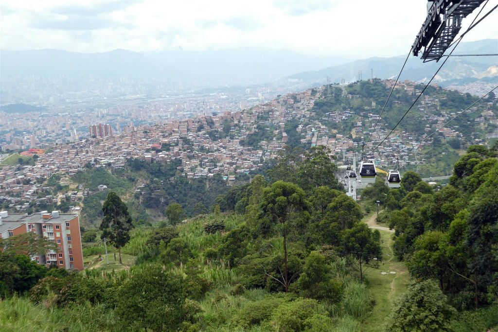 MEDELLIN - uitzicht vanaf het kabelbaanstation La Aurora