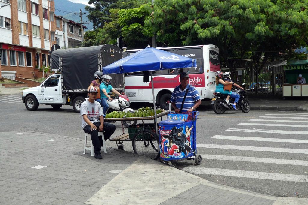 MEDELLIN - twee straatverkopers