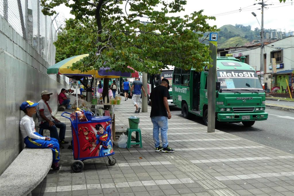 MEDELLIN - diverse straatverkopers bij het busstation San Javier