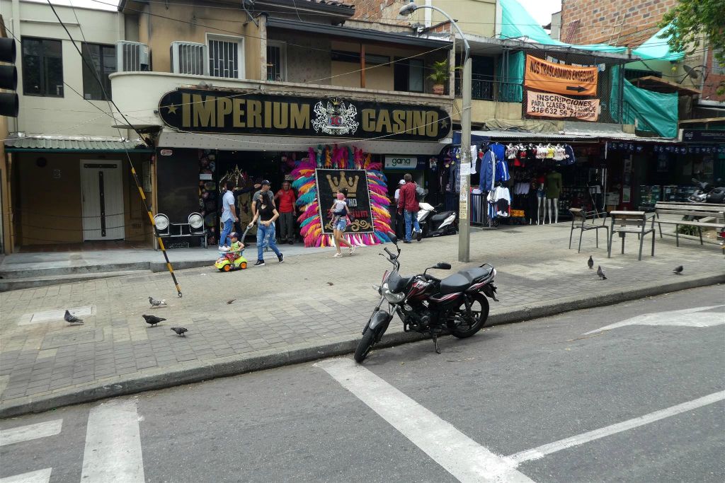 MEDELLIN - een casino in een winkelstraat