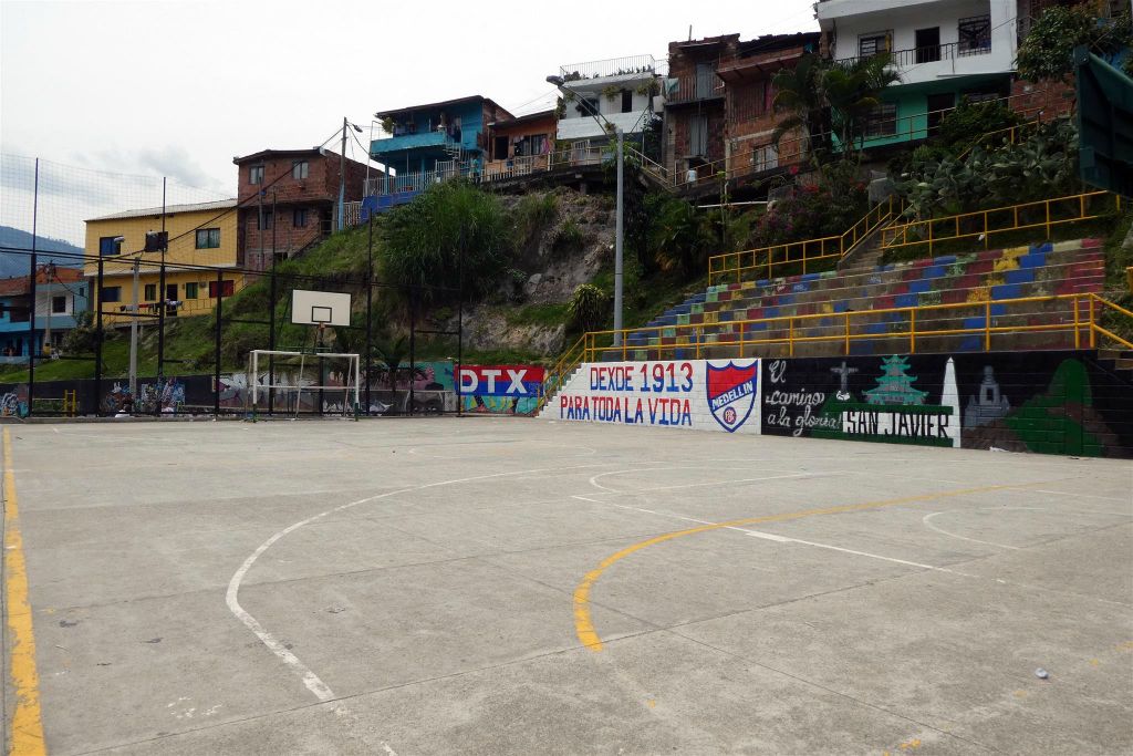 MEDELLIN - een sportveld in de wijk Comuna 13