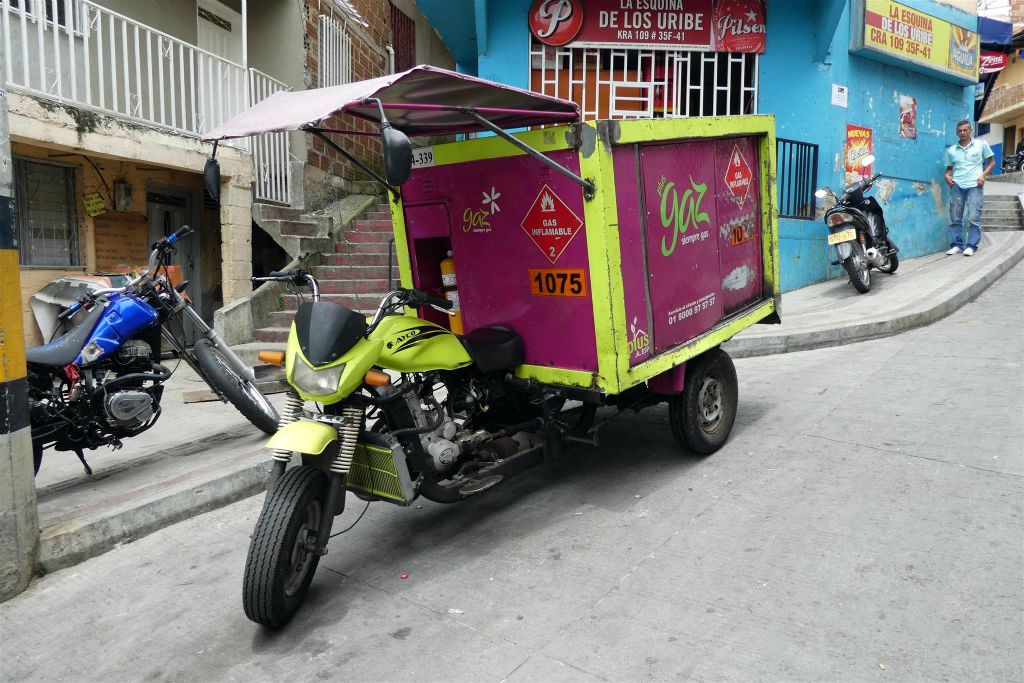 MEDELLIN - een brommer met gasflessen in de wijk Comuna 13
