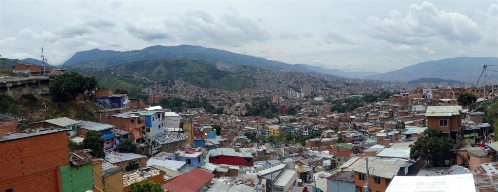 MEDELLIN - uitzicht over Medellin in de wijk Comuna 13